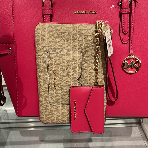 MICHAEL KORS JET SET ITEM LG 2 in 1 CARD CASE & WRISTLET
Carmine Pink 
NWT - Picture 14 of 16
